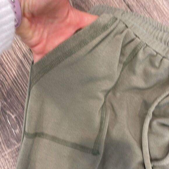 Army Green light weight joggers with pockets
Size large - Picture 4 of 8